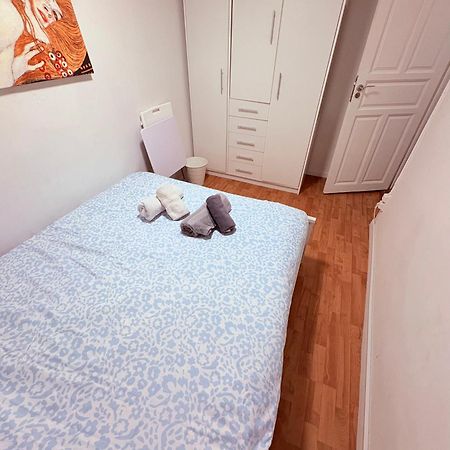 Stunning Flat For 6 People 3 Blocks From The Beach Plus Welcome Breakfast Barcelona Exteriér fotografie